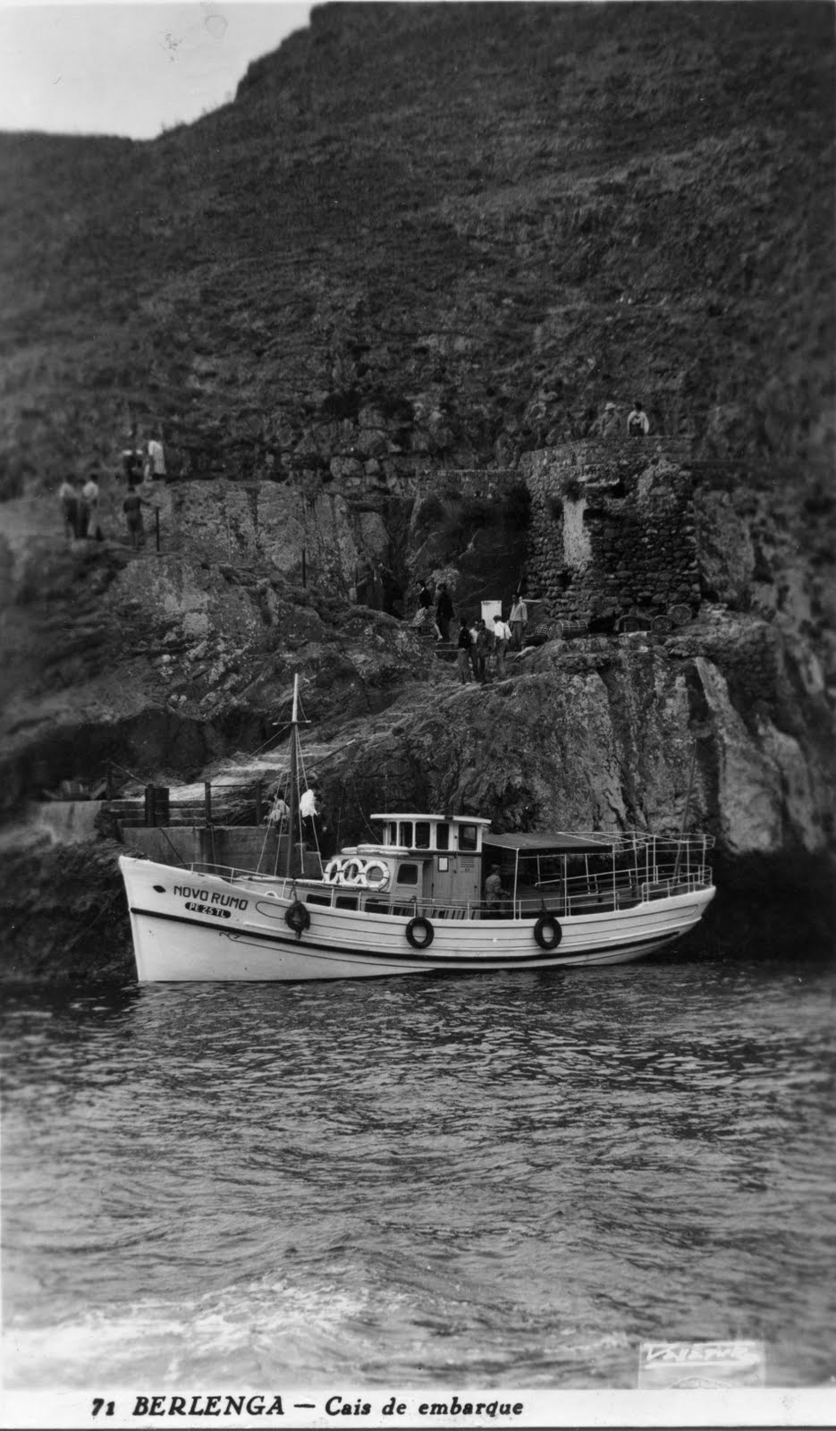 O barco Novo Rumo atracado na Berlenga