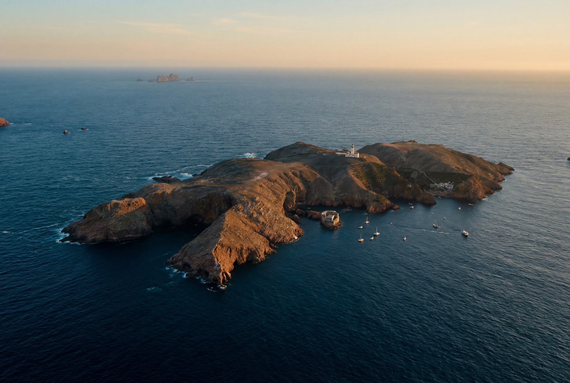 Travessia de ferry Peniche–Berlenga ao pôr do sol
